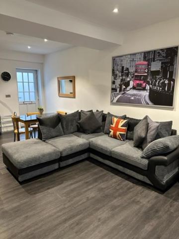 Stunning Flat With Parking Free Near Sutton Station Apartment Cheam Екстериор снимка