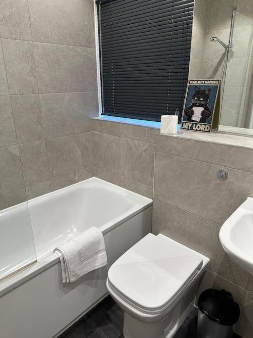 Stunning Flat With Parking Free Near Sutton Station Apartment Cheam Екстериор снимка