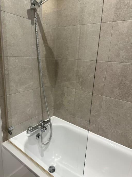 Stunning Flat With Parking Free Near Sutton Station Apartment Cheam Екстериор снимка