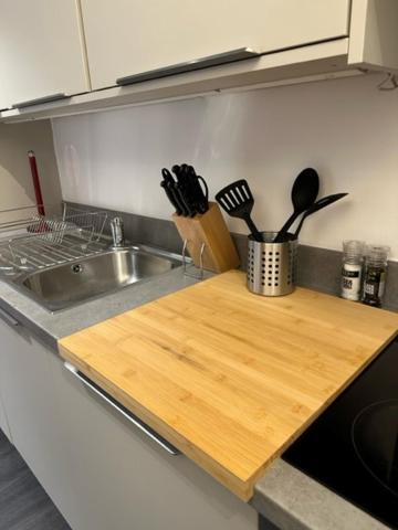 Stunning Flat With Parking Free Near Sutton Station Apartment Cheam Екстериор снимка