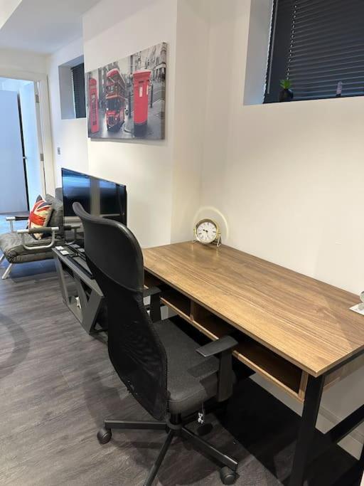 Stunning Flat With Parking Free Near Sutton Station Apartment Cheam Екстериор снимка