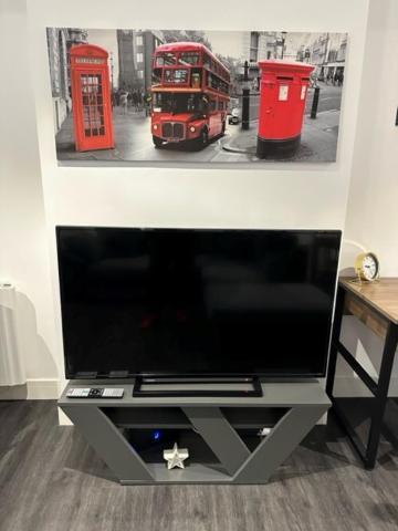 Stunning Flat With Parking Free Near Sutton Station Apartment Cheam Екстериор снимка