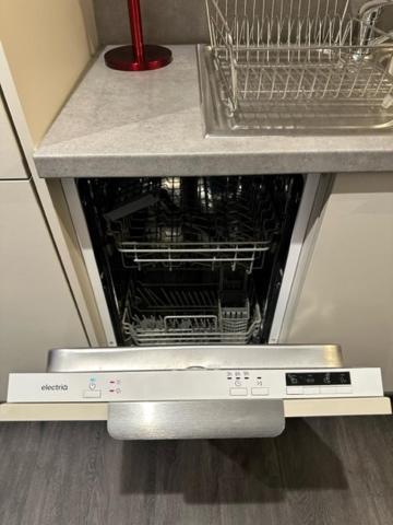 Stunning Flat With Parking Free Near Sutton Station Apartment Cheam Екстериор снимка