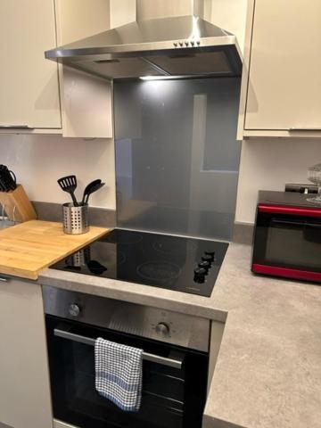 Stunning Flat With Parking Free Near Sutton Station Apartment Cheam Екстериор снимка