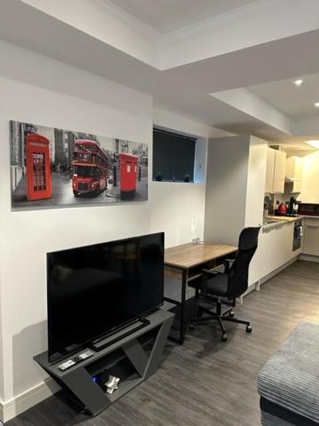 Stunning Flat With Parking Free Near Sutton Station Apartment Cheam Екстериор снимка
